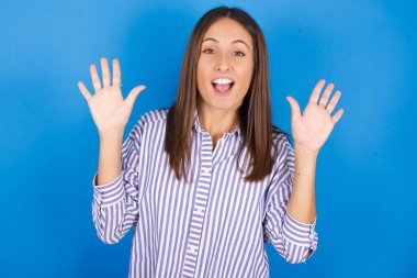 Sevinçli genç, güzel bir kadın harika bir sonuç elde ettikten sonra ağzını ve kollarını açar.