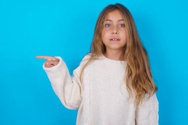 Güzel genç kız boş yeri işaret ediyor. İnsanlar tanıtım ve reklam kavramları