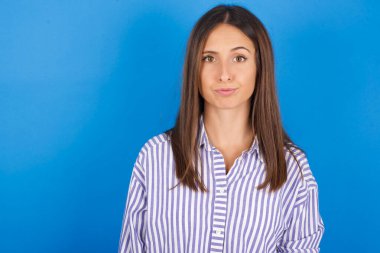 Memnun olmayan genç ve güzel bir kadın surat asıyor mutsuz hissediyor bazı problemleri var. Olumsuz duygular ve duygular konsepti