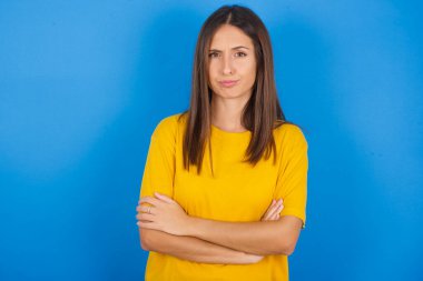 Kasvetli, tatminsiz, genç ve mutsuz bir kadın. Alnının altından zavallı bir ifadeyle, suratını buruşturuyor.