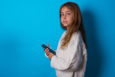 Akıllı telefondan gülümseyen güzel bir kızın arka plan fotoğrafı.