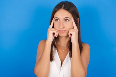 Düşünceli bir ifadeye sahip güzel genç bir kadın, yüzünü çevirmiş, hoş bir şeyler düşünüyor..