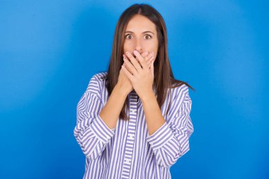 Sersemlemiş genç ve güzel bir kadın iki eliyle ağzını kapatıyor. Bir şeyden korkuyor ya da çarpıcı dedikodular duyduktan sonra..