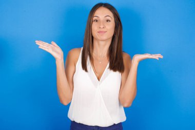 Belki evet ya da hayır. Şüpheci genç bir kadın şaşkınlık içinde omuz silkiyor, ne istediğine karar vermeye çalışıyor. Tereddüt ve belirsizlik.