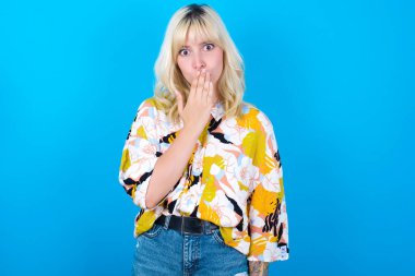 - Evet. Sanırım ben söyledim! Portreyi kapat genç bayan. Ağzını aç, avuç içini aç. Büyük gözlerle kameraya bak..