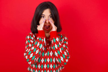 Genç ve güzel bir kadın heyecanla bağırıyor..