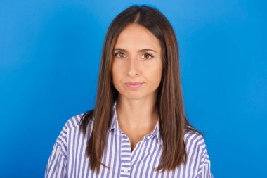 Güzel kız parmaklarıyla işaret ediyor reklam gösteriyor, şaşırmış yüz ve açık bir ağız.