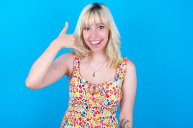 Genç bir kadın telefon ediyor, beni tekrar ara diyor, mutlu bir ifadesi var..