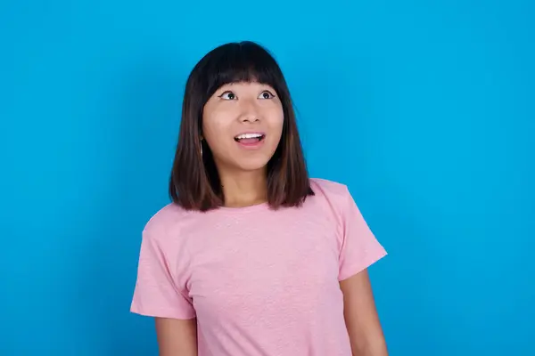 Überraschte Junge Asiatin Shirt Vor Blauem Hintergrund Zuckt Mit Den — Stockfoto