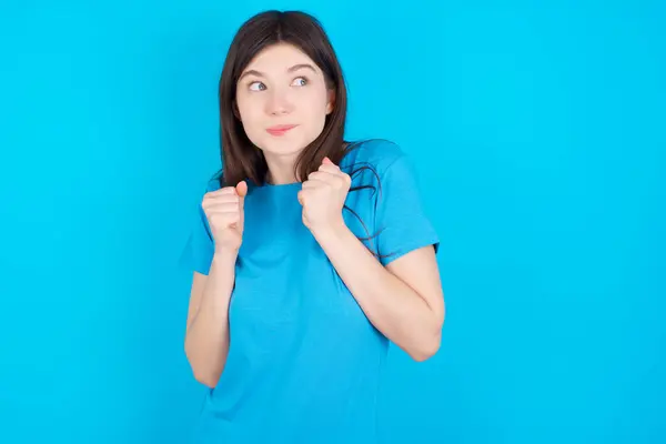 Young Caucasian Girl Wearing Blue Shirt Isolated Blue Background Clenches — Stock Photo, Image