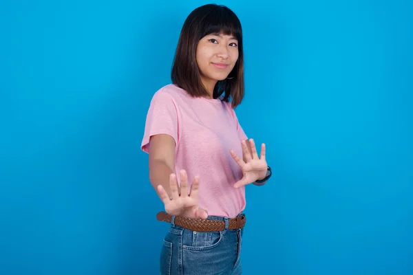Joven Mujer Asiática Asustada Que Usa Una Camiseta Rosa Sobre —  Fotos de Stock