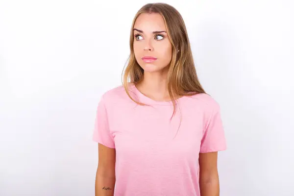 Jeune Fille Caucasienne Portant Shirt Rose Sur Fond Blanc Regarde — Photo