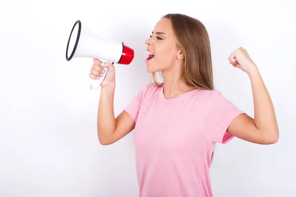 Mladá Běloška Růžovém Tričku Bílém Pozadí Komunikuje Hlasitě Křičí Drží — Stock fotografie