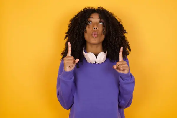 Porträt Einer Jungen Ausdrucksstarken Afrikanisch Amerikanischen Frau Mit Kopfhörern Auf — Stockfoto