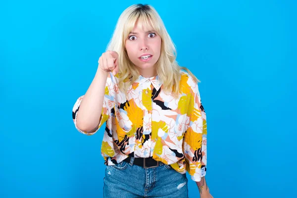Shocked Caucasian Girl Wearing Floral Shirt Isolated Blue Background Points — Stock Photo, Image