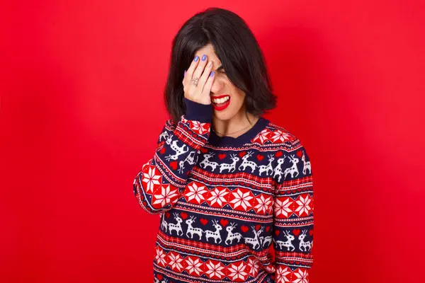 Brunette Blanke Vrouw Dragen Kerst Trui Rode Achtergrond Geeuwen Moe — Stockfoto