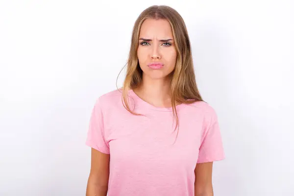 Ofendido Insatisfecho Joven Caucásico Chica Usando Rosa Camiseta Sobre Fondo — Foto de Stock