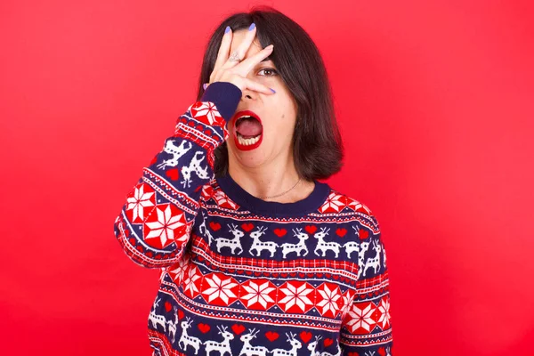코카서스 크리스마스 스웨터 빨간색 손가락 부끄러운 — 스톡 사진
