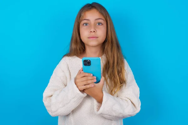 Portrét Vážné Sebevědomí Hezká Teen Dívka Drží Telefon Dvou Rukou — Stock fotografie