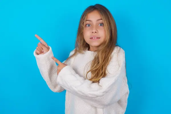 Söt Tonåring Flicka Pekar Kopia Utrymme Indikerar För Reklam Ger — Stockfoto