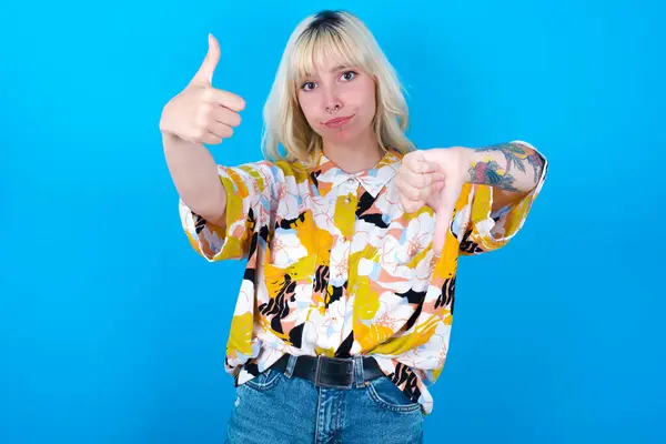 Caucasian Girl Wearing Floral Shirt Isolated Blue Background Feeling Unsure — Stock Photo, Image
