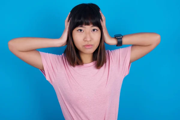 Frustrated Young Asian Woman Wearing Pink Shirt Blue Background Plugging — Stock Photo, Image