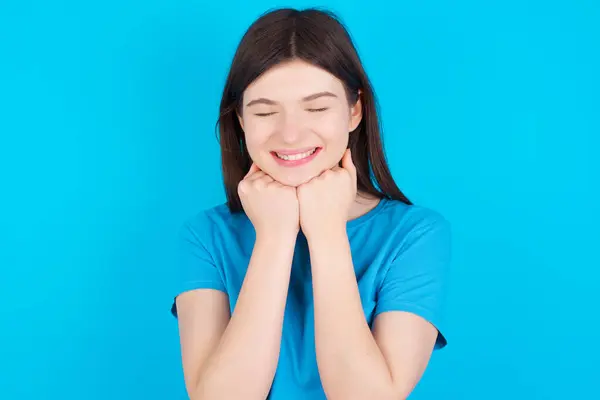 Fröhliches Junges Kaukasisches Mädchen Blauem Shirt Vor Blauem Studiohintergrund Hat — Stockfoto