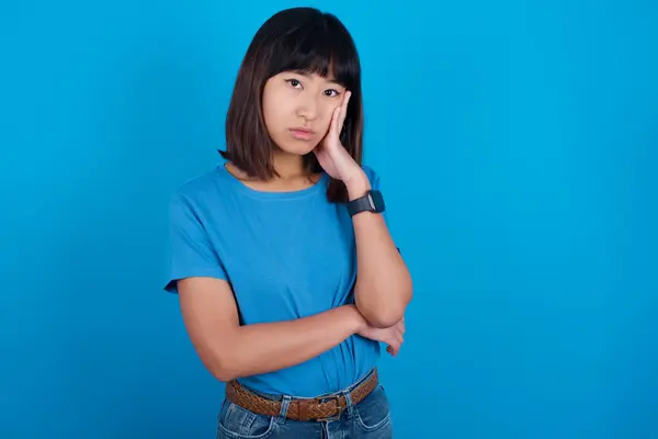 Muito Entediado Jovem Asiático Mulher Vestindo Azul Shirt Contra Azul — Fotografia de Stock