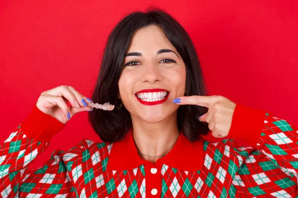 Brunette Caucasian Woman Wearing Christmas Sweater Red Background Holding Invisible — Stock Photo, Image