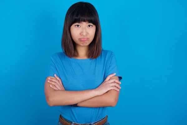 Ponura Niezadowolona Młoda Azjatycka Kobieta Niebieskiej Koszulce Niebieskim Tle Wygląda — Zdjęcie stockowe