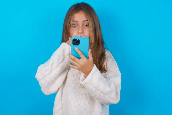 Menina Bonita Adolescente Sendo Profundamente Surpreso Olha Para Tela Smartphone — Fotografia de Stock