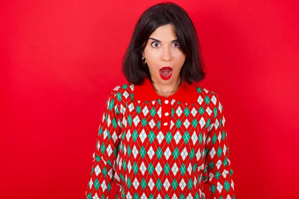 God Surprised Brunette Caucasian Woman Wearing Christmas Sweater Red Background — Stock Photo, Image