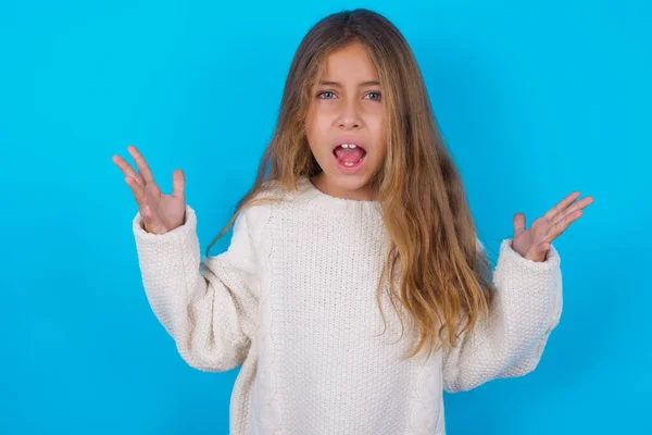 Verrückt Empörte Hübsche Teenager Mädchen Schreit Laut Und Gestikuliert Wütend — Stockfoto
