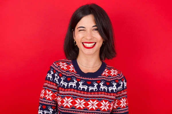 Koket Brunette Kaukasische Vrouw Dragen Kerst Trui Rode Achtergrond Vrolijk — Stockfoto