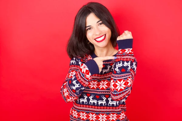 Brunette Caucasian Woman Wearing Christmas Sweater Red Background Hurry Pointing — Stock Photo, Image