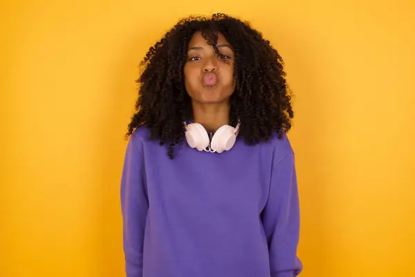 Porträt Einer Jungen Grimmigen Afrikanisch Amerikanischen Frau Mit Kopfhörern Auf — Stockfoto
