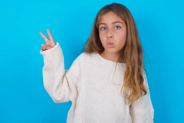 Hübsche Teenager Mädchen Macht Friedensgeste Hält Lippen Gefaltet Zeigt Zeichen — Stockfoto