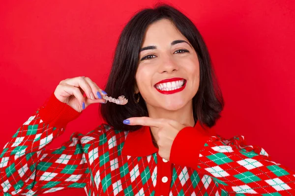 Brunette Caucasian Woman Wearing Christmas Sweater Red Background Holding Invisible — Stock Photo, Image