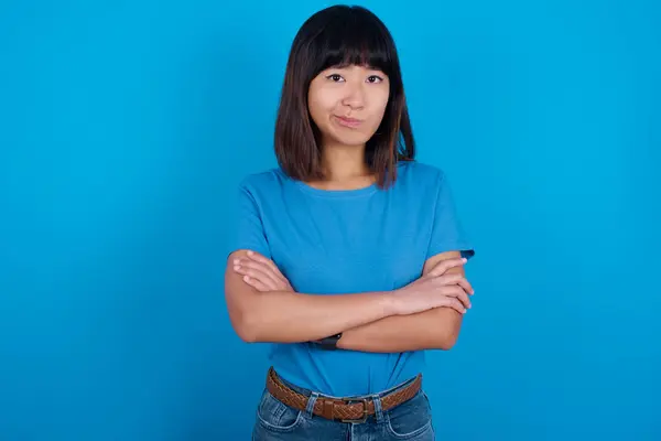 Imagen Una Joven Asiática Enojada Usando Una Camiseta Azul Contra — Foto de Stock