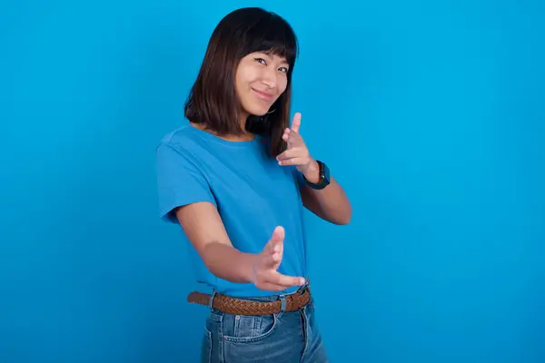 Você Bang Joyful Carismático Boa Aparência Jovem Asiático Mulher Vestindo — Fotografia de Stock
