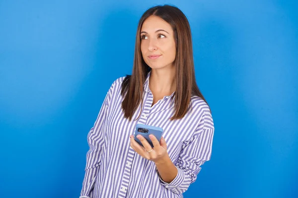 Beautiful Young Woman Holds Mobile Phone Uses High Speed Internet — Stock Photo, Image