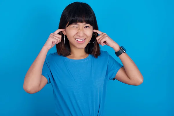 Heureuse Jeune Femme Asiatique Portant Shirt Bleu Sur Fond Bleu — Photo