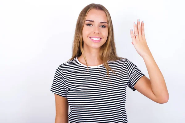 Schönes Blondes Mädchen Mit Gestreiftem Shirt Auf Weißem Hintergrund Lächelnd — Stockfoto