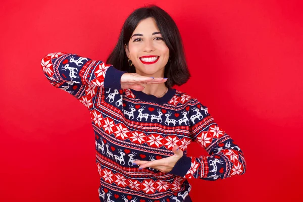 Brünette Kaukasische Frau Weihnachtspullover Über Rotem Hintergrund Gestikuliert Mit Händen — Stockfoto