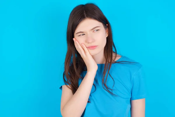 Joven Chica Caucásica Vistiendo Camiseta Azul Aislado Sobre Fondo Estudio —  Fotos de Stock