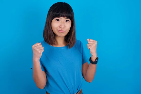Geïrriteerde Jonge Aziatische Vrouw Draagt Blauw Shirt Tegen Blauwe Achtergrond — Stockfoto