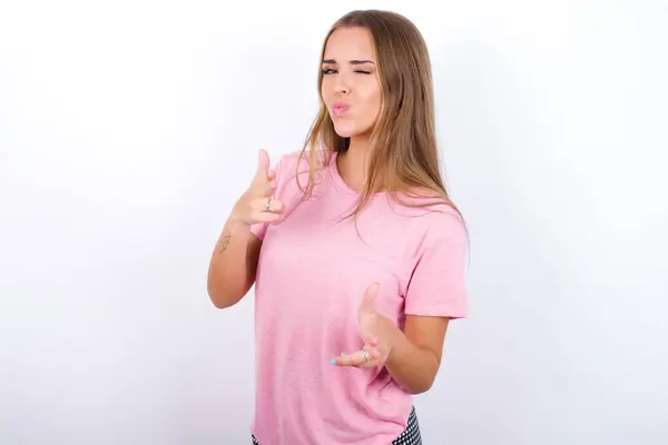 Você Bang Jovem Caucasiana Alegre Carismática Vestindo Camiseta Rosa Fundo — Fotografia de Stock