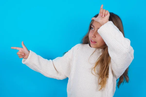 Ładna Nastolatka Dziewczyna Pokazując Przegrany Znak Wskazując Puste Miejsce — Zdjęcie stockowe