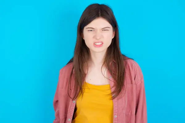 Mad Crazy Young Caucasian Girl Wearing Pink Shirt Isolated Blue — Stock Photo, Image