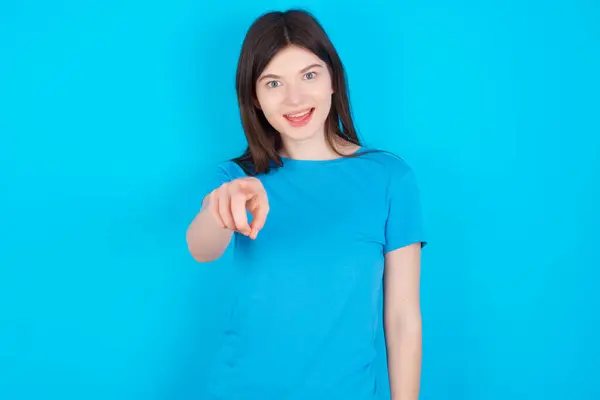 Entusiasmada Jovem Caucasiana Positiva Vestindo Camiseta Azul Isolada Sobre Fundo — Fotografia de Stock
